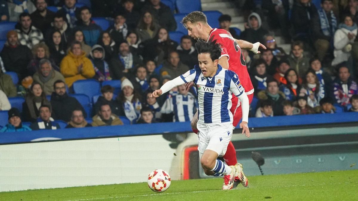 Take Kubo, en un lance de la eliminatoria entre la Real y el Rayo en Anoeta. / RUBEN PLAZA