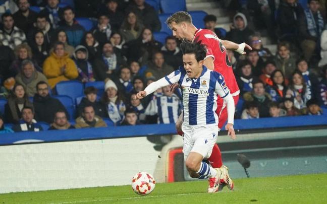 Take Kubo, en un lance de la eliminatoria entre la Real y el Rayo en Anoeta. / RUBEN PLAZA