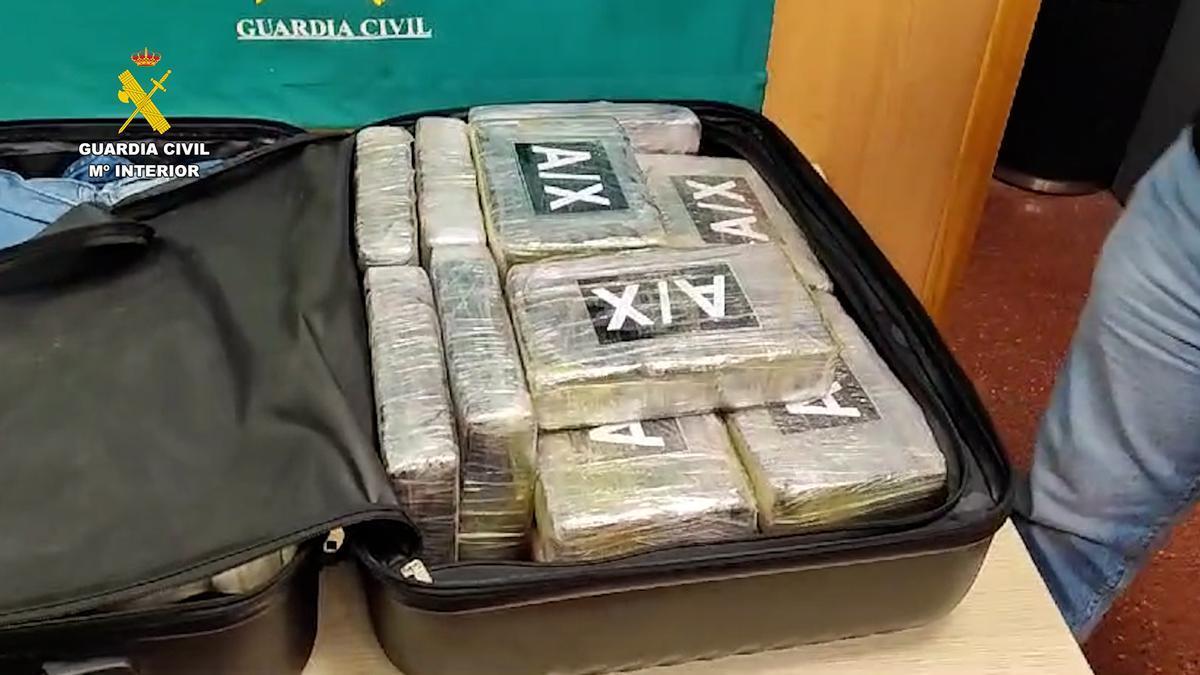 Parte de los paquetes de cocaína ocultos en el interior de una de las maletas intervenidas.