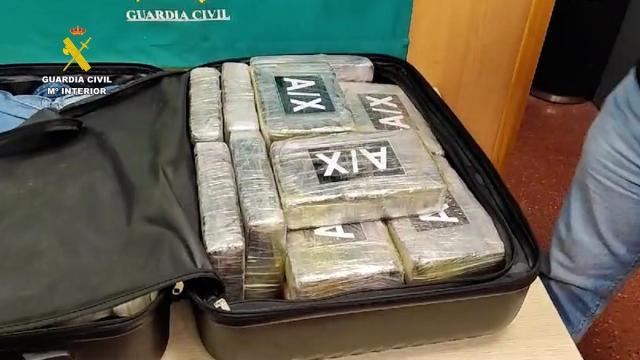 Parte de los paquetes de cocaína ocultos en el interior de una de las maletas intervenidas.
