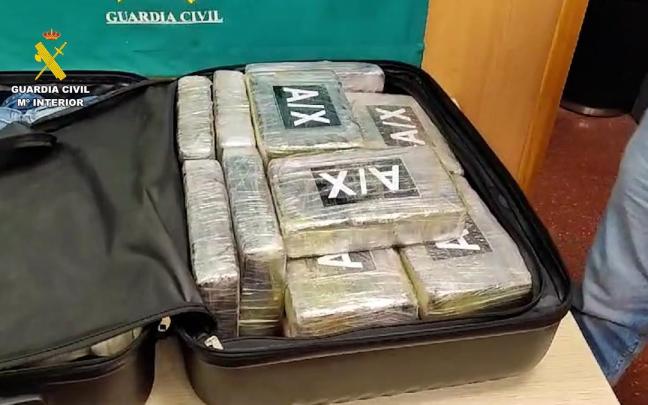 Parte de los paquetes de cocaína ocultos en el interior de una de las maletas intervenidas.