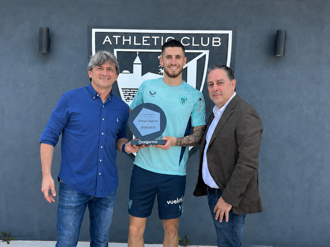 Oihan Sancet recibe el premio Segurma de la pasada temporada