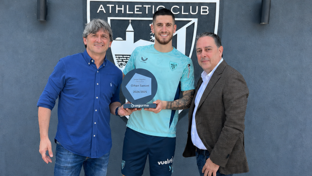 Oihan Sancet recibe el premio Segurma de la pasada temporada
