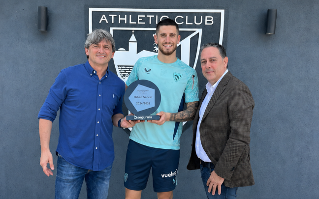 Oihan Sancet recibe el premio Segurma de la pasada temporada
