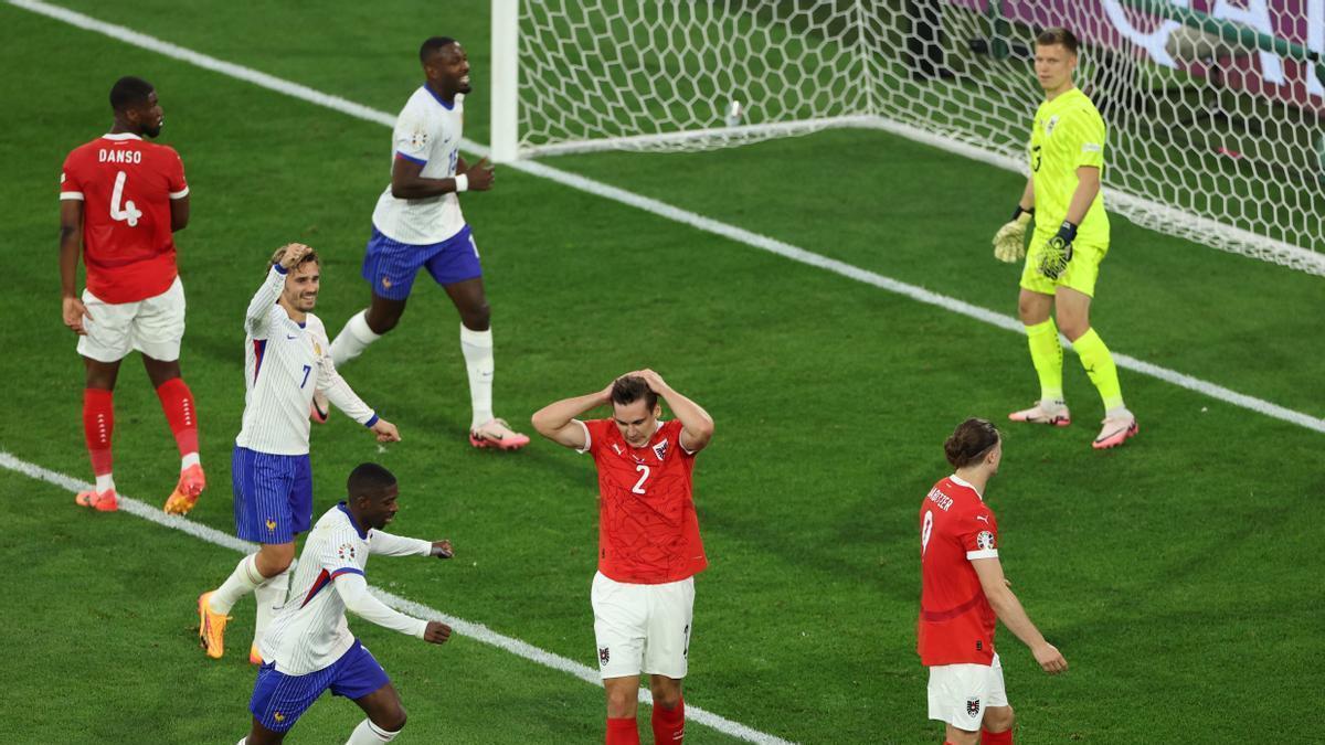 El jugador de Austria Wober se lamenta tras marcar en propia puerta el gol de la victoria de Francia.