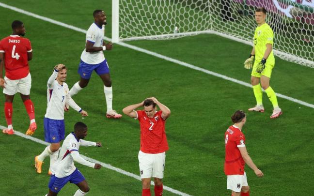 El jugador de Austria Wober se lamenta tras marcar en propia puerta el gol de la victoria de Francia.