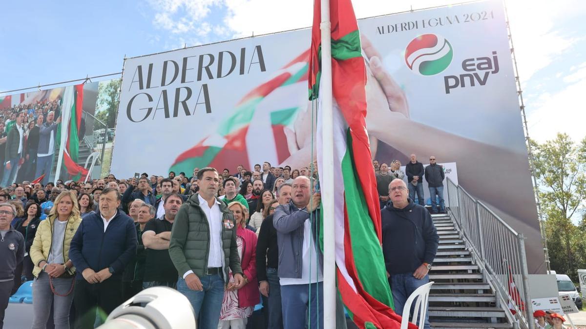 Ortuzar alza la ikurriña en el Alderdi junto a Pradales.