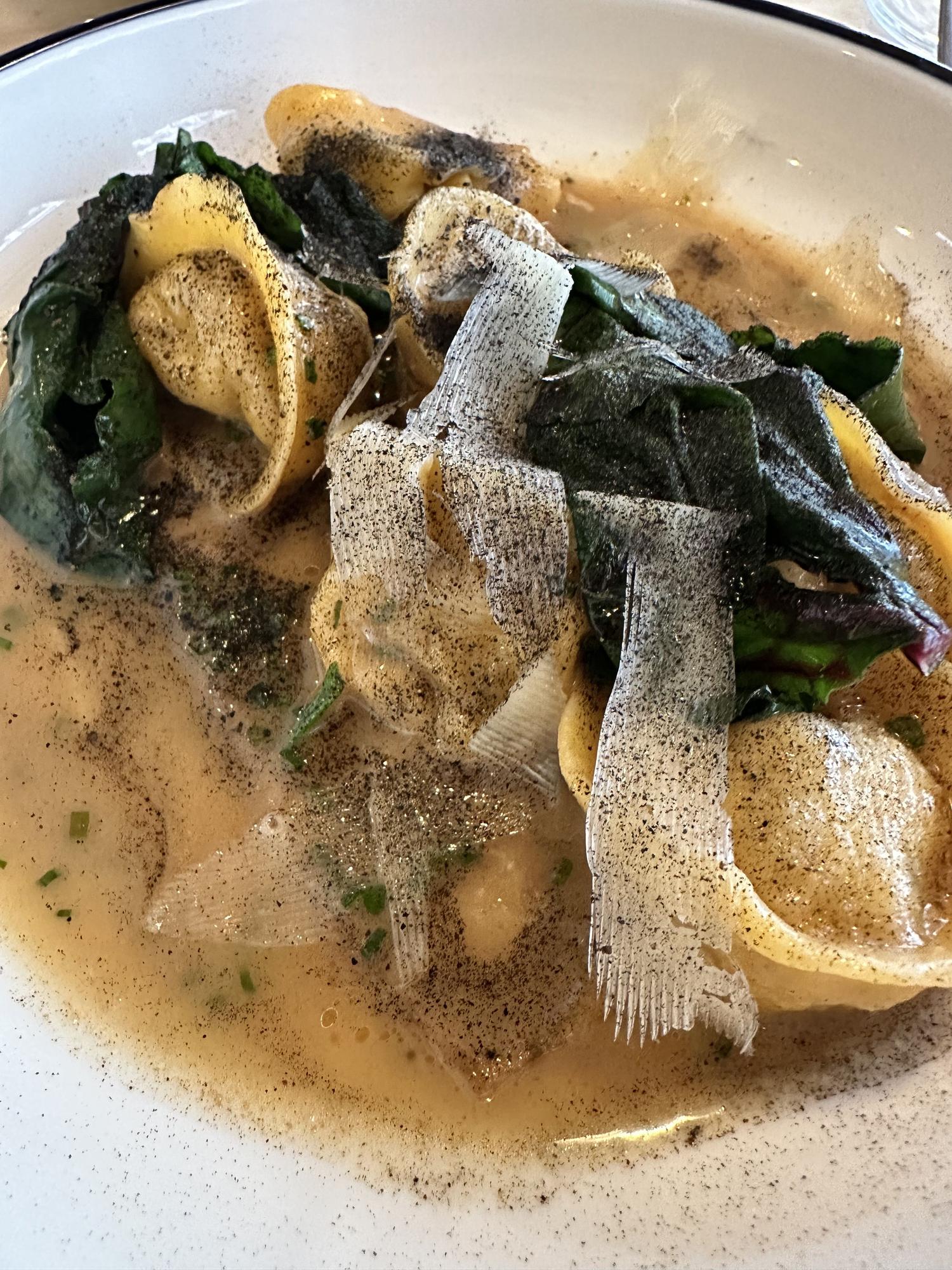 Pasta casera rellena de rillette y espinacas.