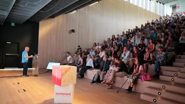 Pérez Iglesias interviene ante los investigadores de Ikerbasque.