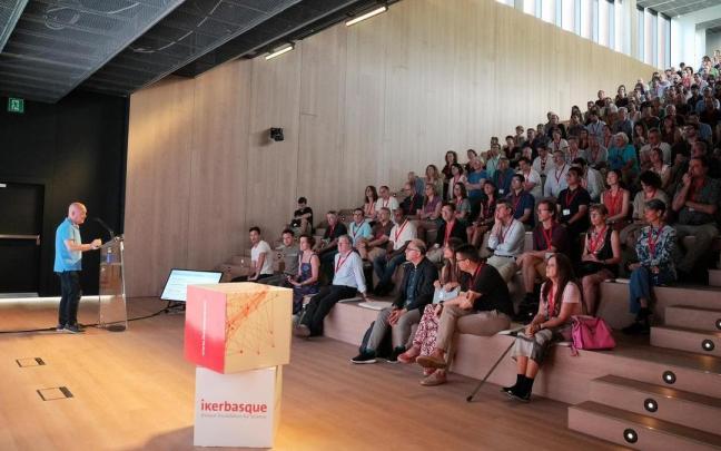 Pérez Iglesias interviene ante los investigadores de Ikerbasque.