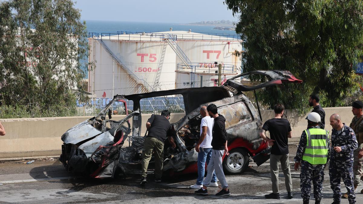 Un vehículo alcanzado por un ataque israelí al sur de Beirut.