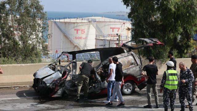 Un vehículo alcanzado por un ataque israelí al sur de Beirut.