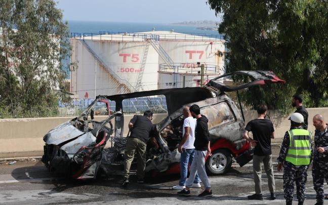 Un vehículo alcanzado por un ataque israelí al sur de Beirut.