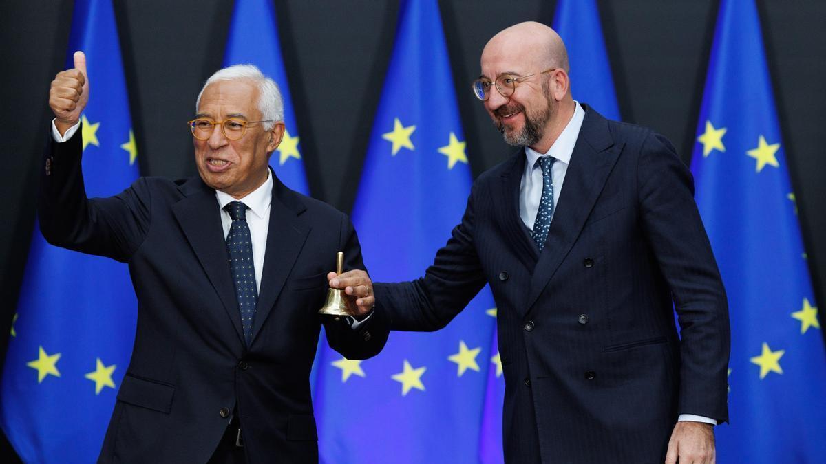 António Costa junto a Charles Michel durante el traspaso del cargo.