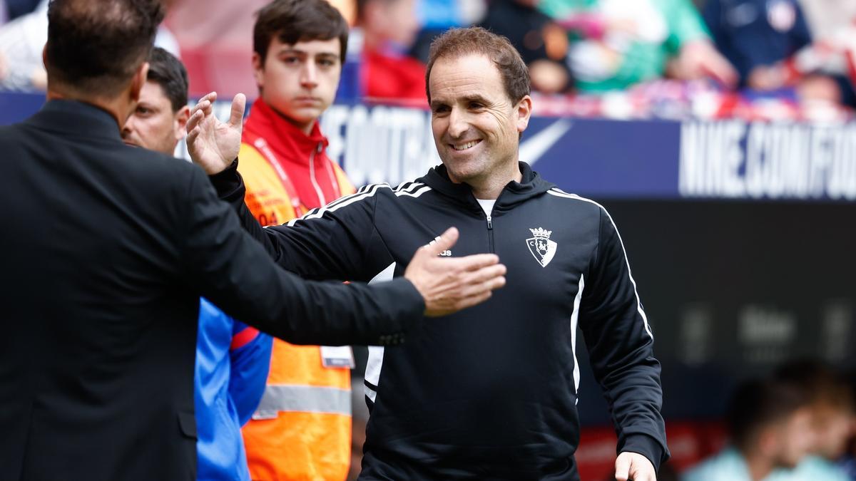 Jagoba Arrasate saluda a Diego Pablo Simeone antes de comenzar el encuentro del pasado fin de semana en el Metropolitano