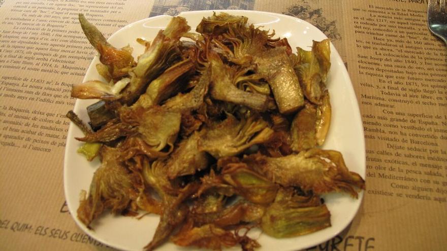 Láminas de alcachofas fritas.