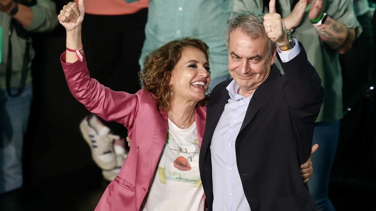 María Jesús Montero participa en un acto junto al expresidente del Gobierno José Luis Rodríguez Zapatero en Cádiz.