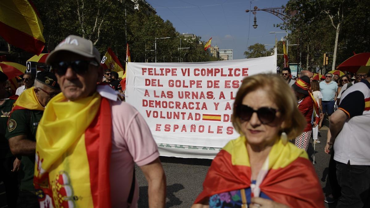 Manifestantes rechazan toda concesión a ERC y JxCat en la negociación para la investidura de Pedro Sánchez