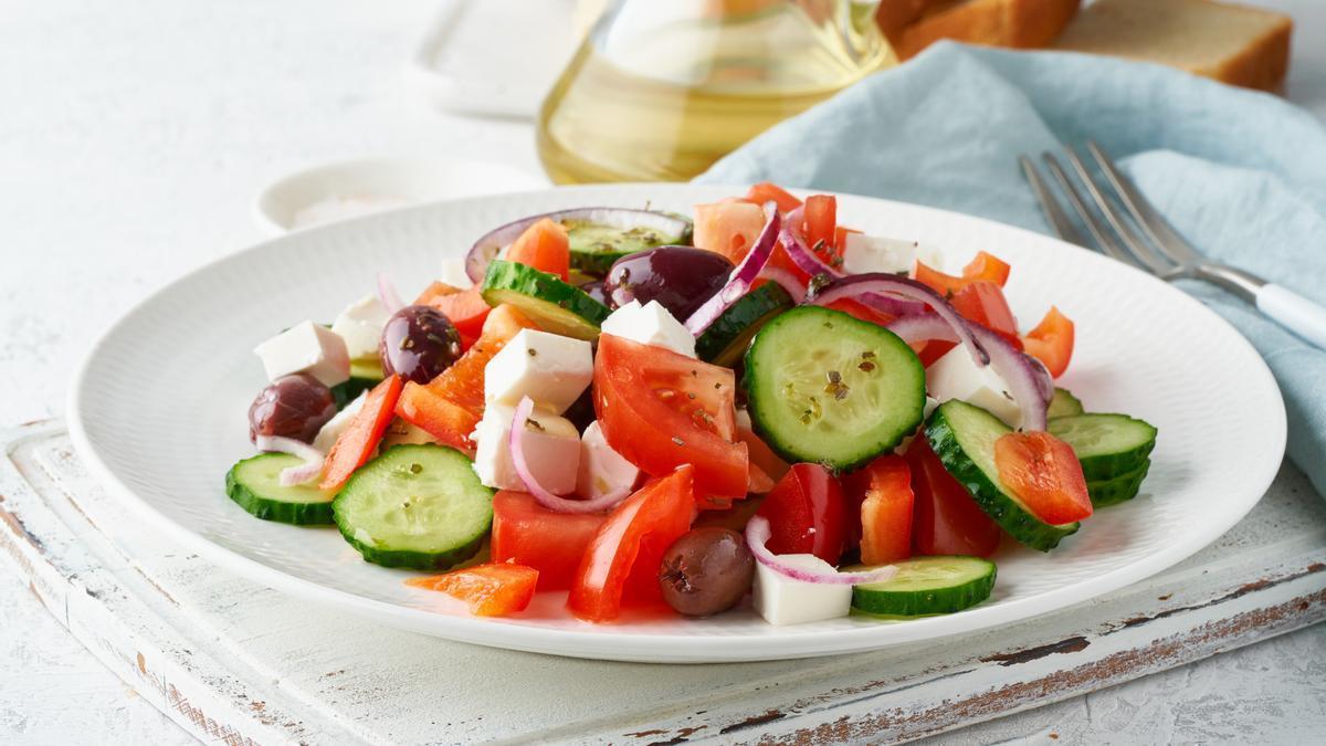 La espectacular ensalada clásica griega, que sabe tan bien como luce.