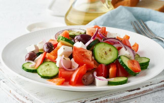 La espectacular ensalada clásica griega, que sabe tan bien como luce.