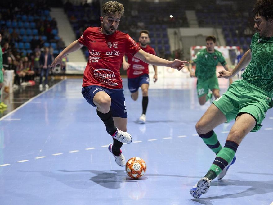 Vento trata de controlar el balón ante Tolrà.