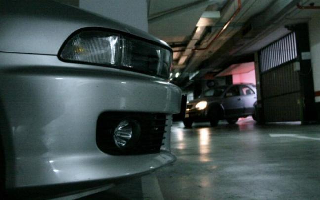 Imagen de un coche en un garaje. Imagen de un coche en un garaje.
