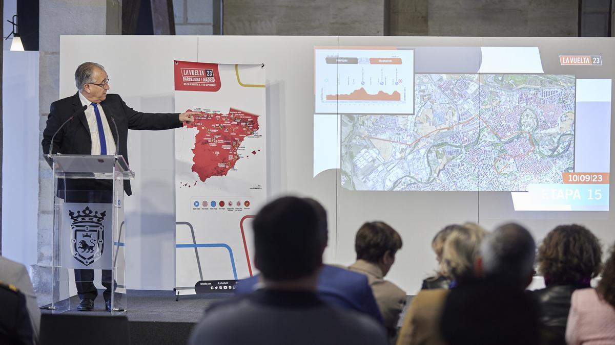 Enrique Maya, en la presentación de la etapa de la Vuelta en Pamplona.