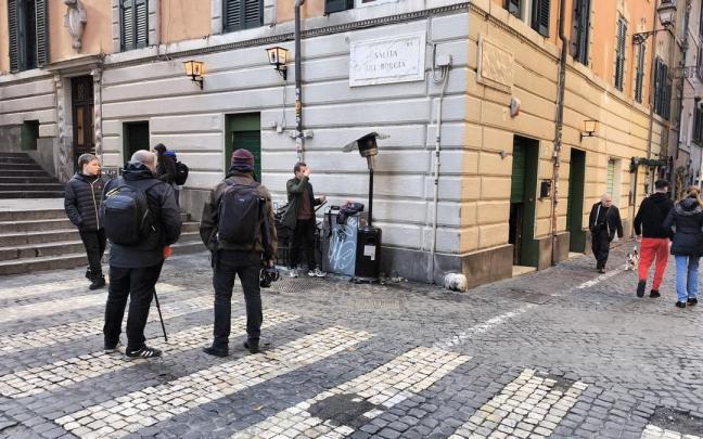 Medios de comunicación en el lugar donde los ultras de la Lazio atacaron a los aficionados de la Real. / MIKEL RECALDE