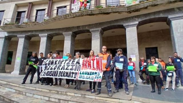 Concentración de la plantilla municipal de Laudio a la entrada del Ayuntamiento pidiendo aplicar la valoración de puestos aprobada en 2023