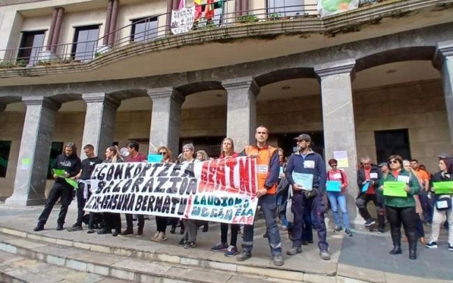 Concentración de la plantilla municipal de Laudio a la entrada del Ayuntamiento pidiendo aplicar la valoración de puestos aprobada en 2023