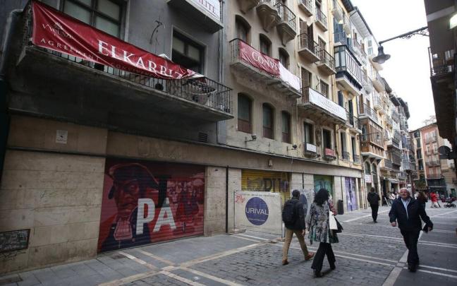 Desde hace semanas permanecen las vallas de Construcciones Urival mientras en el interior continúan los trabajos. Desde hace semanas permanecen las vallas de Construcciones Urival mientras en el interior continúan los trabajos.