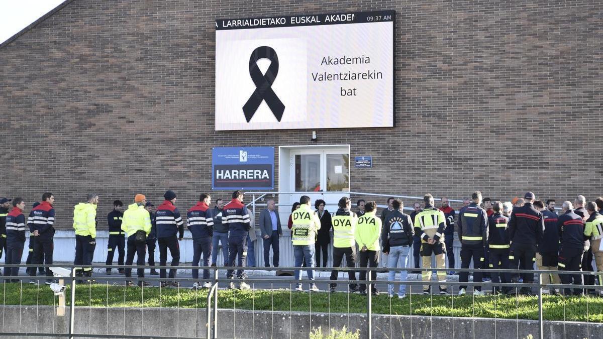 Bomberos y personal de emergencia vascos antes de partir hacia Valencia.