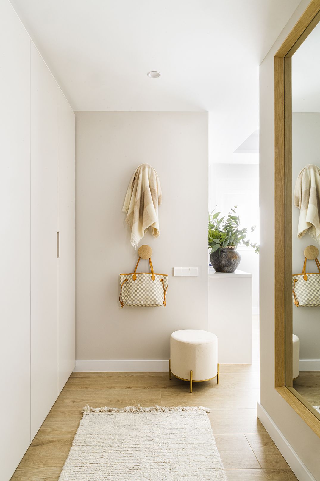 Un armario empotrado y un gran espejo dan sensación de amplitud.