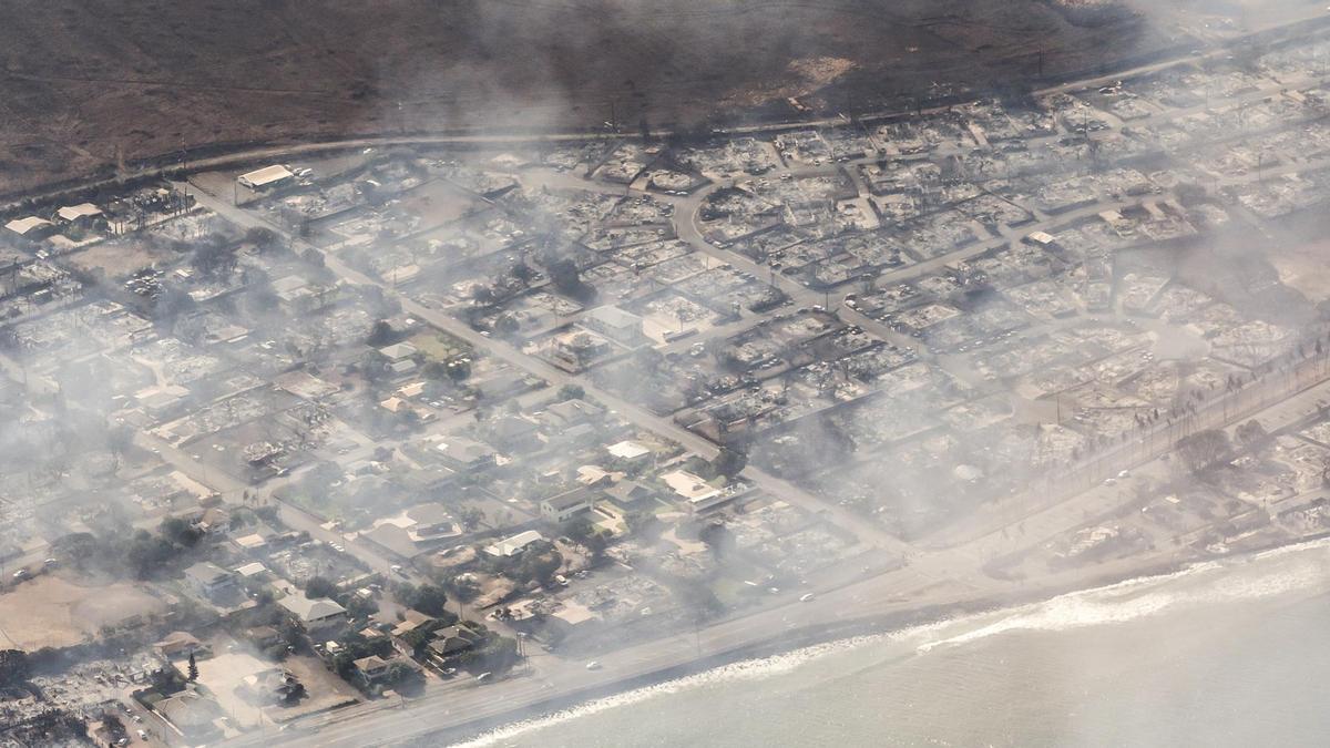 Vista aérea de los edificios dañados en Lahaina