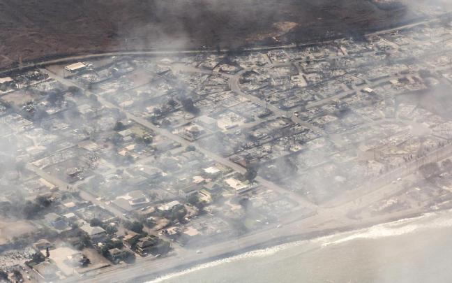 Vista aérea de los edificios dañados en Lahaina Vista aérea de los edificios dañados en Lahaina