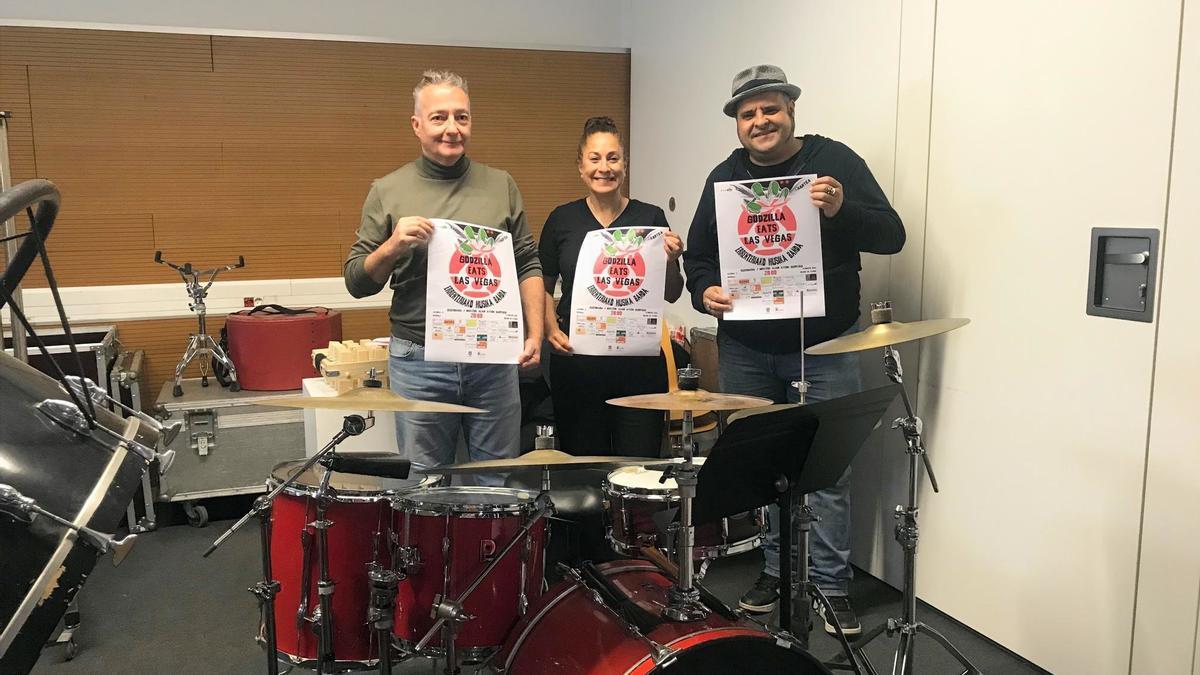 El presidente, la concejala de Cultura y 'Pirata'