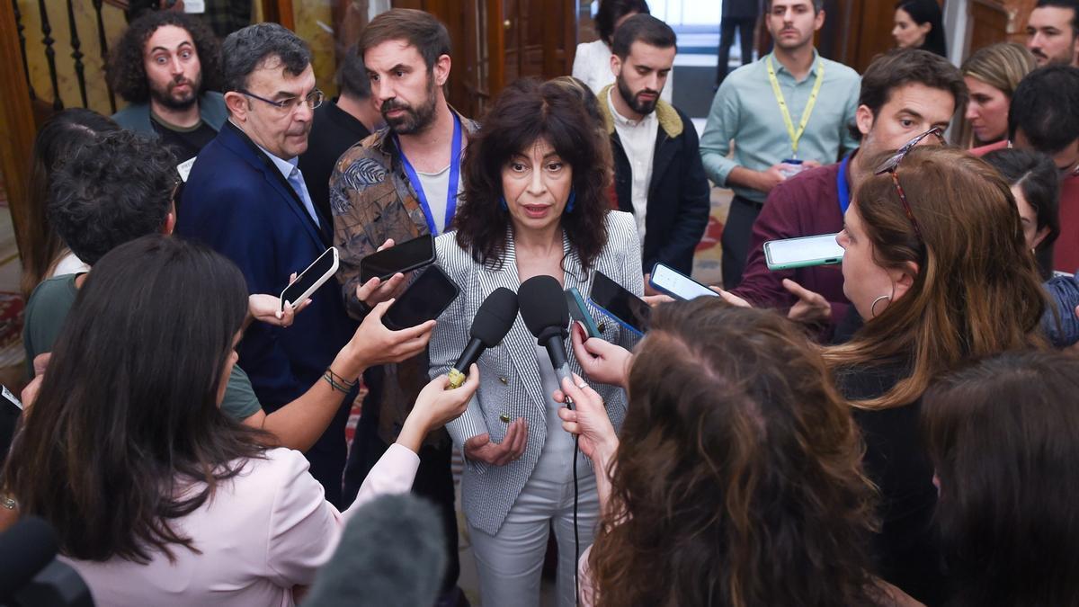 La ministra de Igualdad, Ana Redondo, atiende a los medios de comunicación en los pasillos del Congreso.