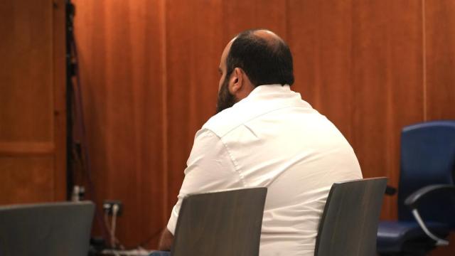 El cura acusado presuntamente de abusar de varias mujeres en el banquillo de los acusados.