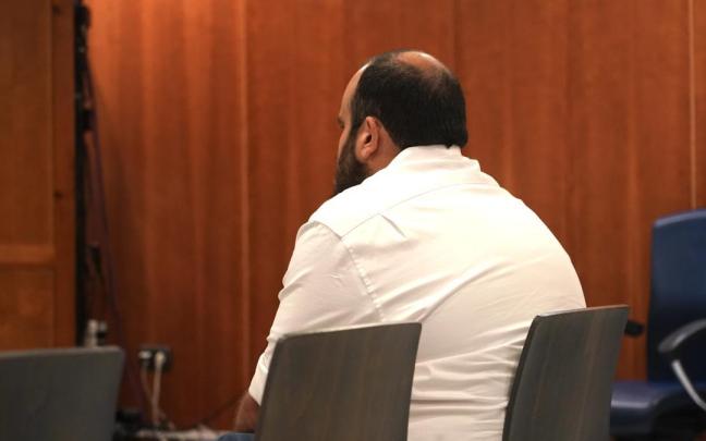 El cura acusado presuntamente de abusar de varias mujeres en el banquillo de los acusados.