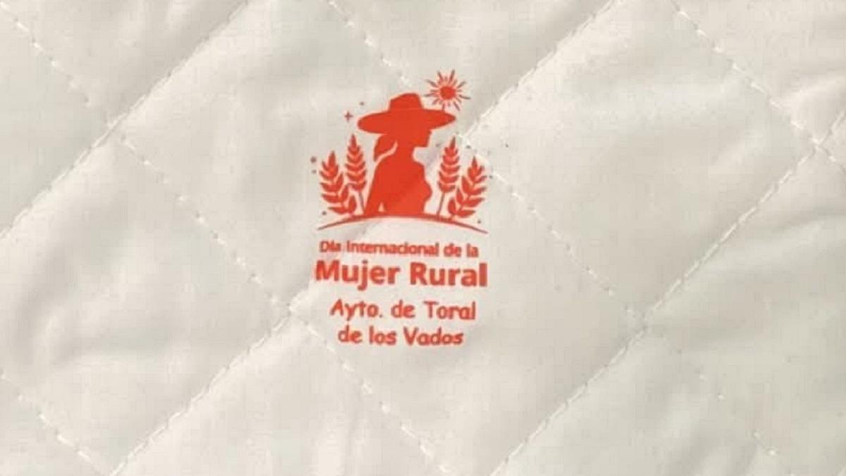 El texto conmemorativo impreso en el regalo.