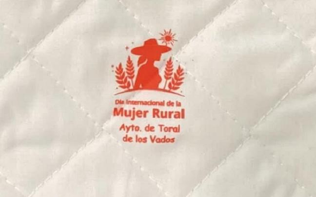 El texto conmemorativo impreso en el regalo.