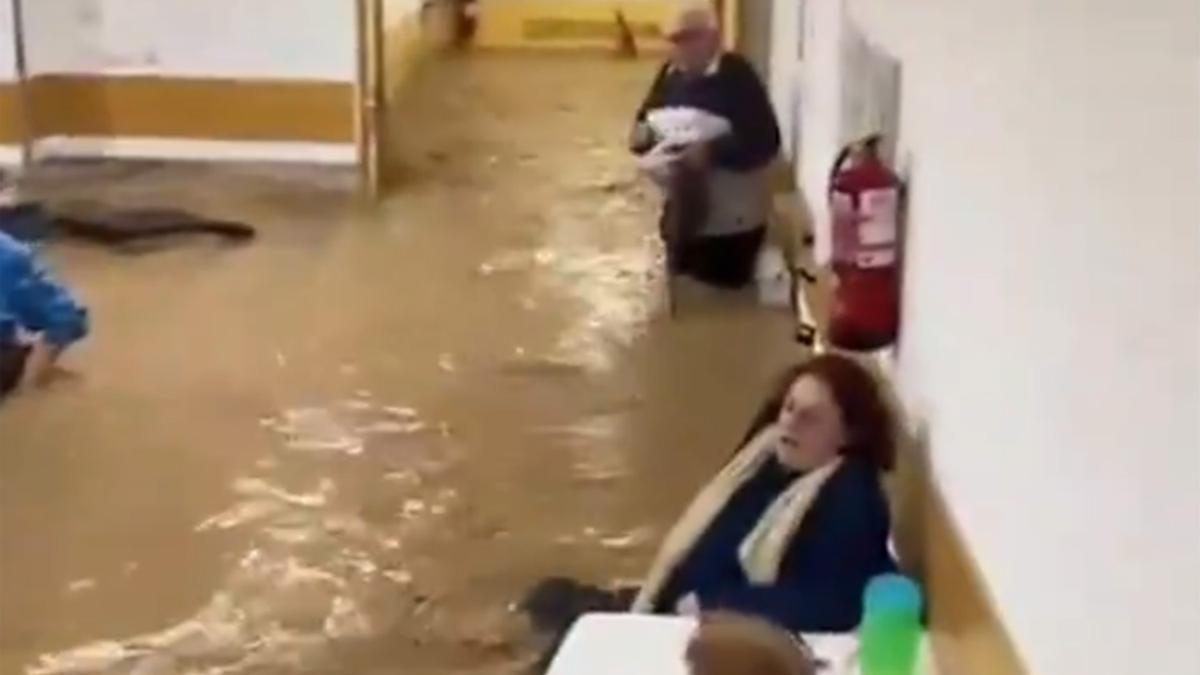 Varios ancianos atrapados por el agua en la residencia de Paiporta.