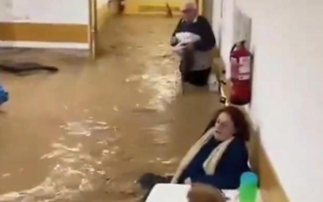 Varios ancianos atrapados por el agua en la residencia de Paiporta.