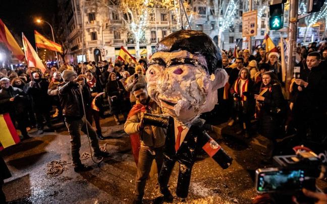 Manifestantes destrozan un muñeco con la efigie de Sánchez.