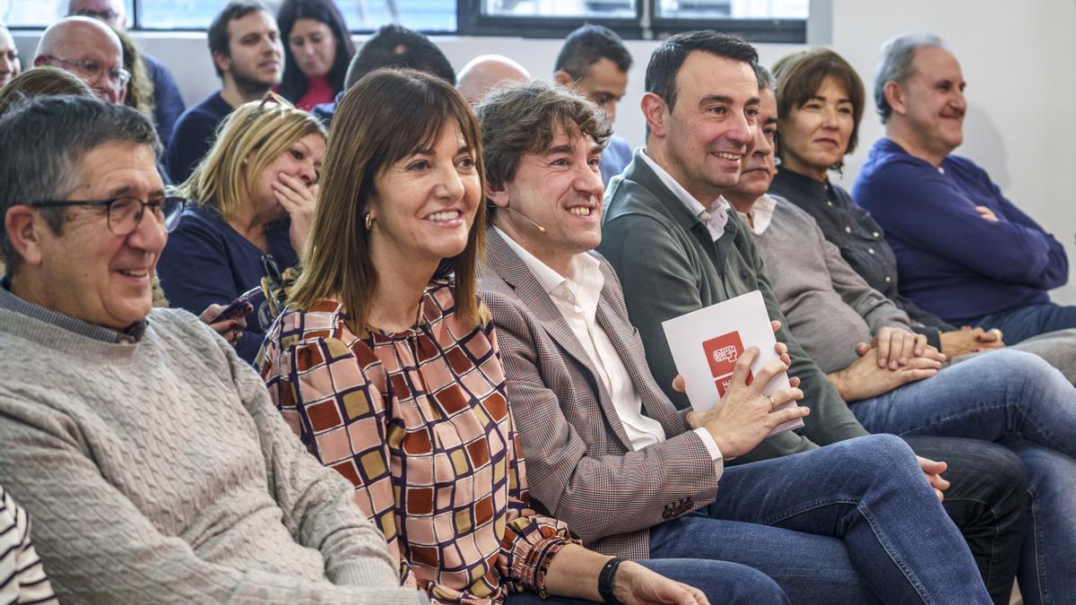 El secretario general del PSE y candidato a lehendakari, Eneko Andueza, con Patxi López, Idoia Mendia y Mikel Torres