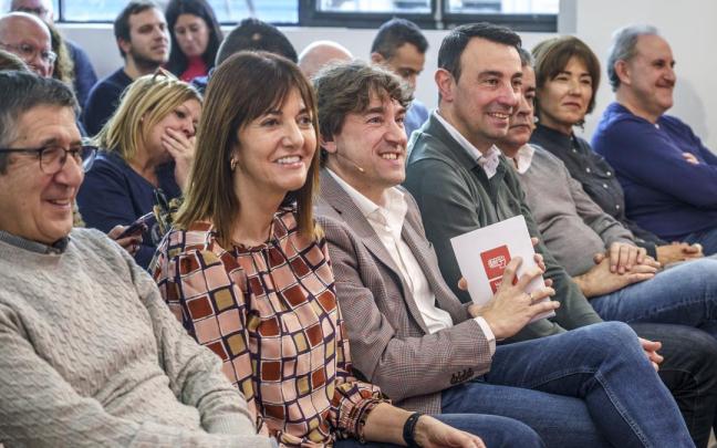 El secretario general del PSE y candidato a lehendakari, Eneko Andueza, con Patxi López, Idoia Mendia y Mikel Torres