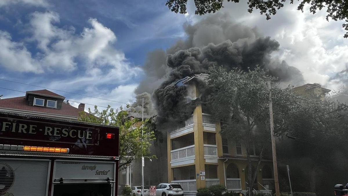 El edificio incendiado en Miami.