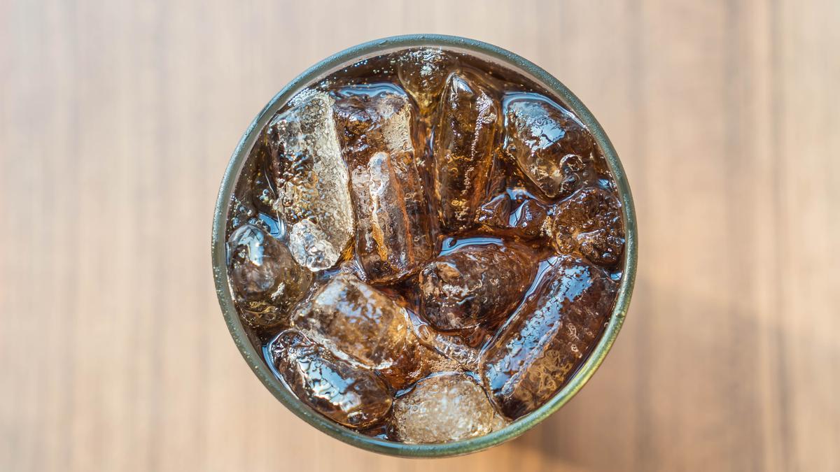 Refresco de cola con hielos.