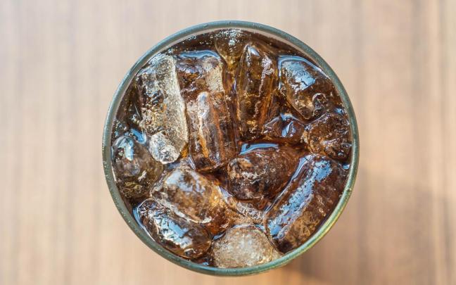 Refresco de cola con hielos.