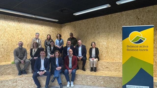 Mikel Torres, Cristina Laborda e Igor Enparan junto a distintos agentes de la comarca.